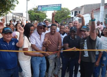“Una vía pavimentada es el camino que abre paso al progreso”: alcalde Char durante entrega en La Ceiba