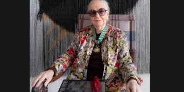 Olga de Amaral recibe condecoración francesa por su aporte al arte contemporáneo