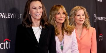 Las estrellas de ‘Los ángeles de Charlie’ celebran 50 años de la icónica serie