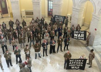 Veteranos protestan en el Congreso de EE. UU. contra conflicto con Irán
