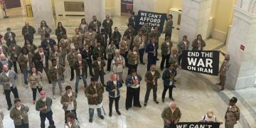 Veteranos protestan en el Congreso de EE. UU. contra conflicto con Irán