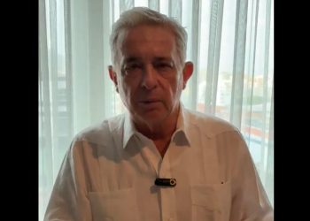 Álvaro Uribe cuestiona impacto del salario mínimo y señala crisis en salud, empleo e inflación