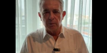 Álvaro Uribe cuestiona impacto del salario mínimo y señala crisis en salud, empleo e inflación