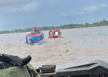 Armada rescató a 14 ocupantes de una lancha que se volcó en el río Magdalena