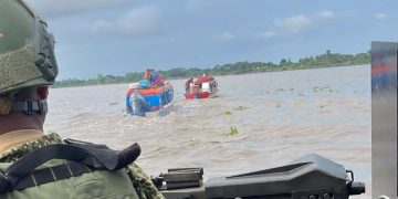 Armada rescató a 14 ocupantes de una lancha que se volcó en el río Magdalena