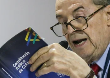 Álvaro Leyva irá a juicio en la Corte Suprema por caso de licitación de pasaportes