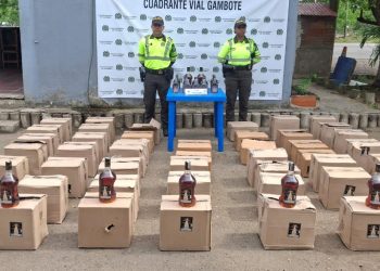 Incautan más de 400 botellas de licor adulterado en vía hacia Cartagena