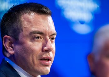 Presidente de Ecuador denuncia presunta incursión de guerrilleros y lanza mensaje a Petro