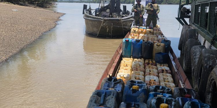 Golpe al narcotráfico: incautan más de 40 mil galones de combustible y 42 mil kilos de cemento en operaciones fluviales