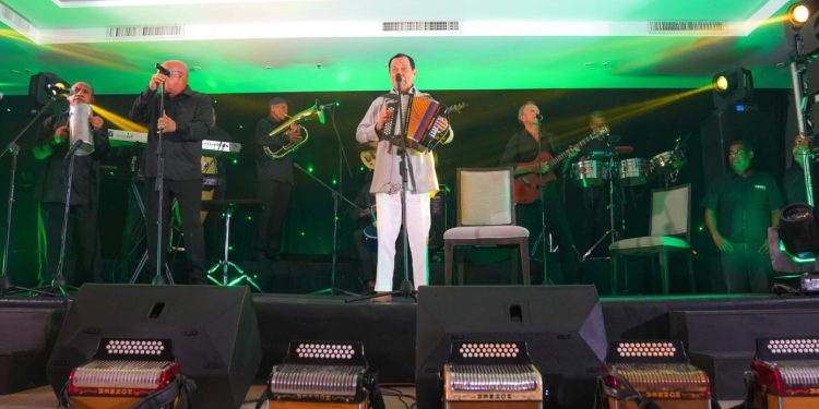 Alfredo Gutiérrez, el ‘Tri-Rey’ del vallenato, recibe emotivo homenaje por su legado en la música colombiana