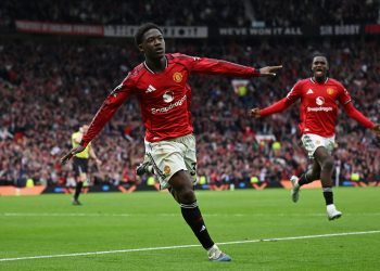 Manchester United golpea al Liverpool y sacude la Premier