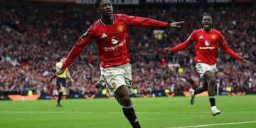 Manchester United golpea al Liverpool y sacude la Premier