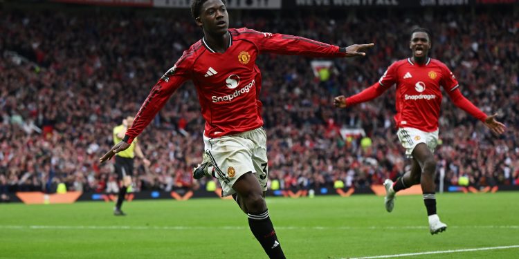 Manchester United golpea al Liverpool y sacude la Premier