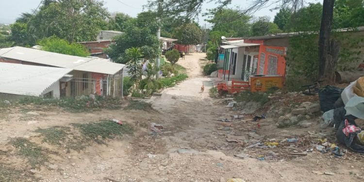 Comunidad de La Esmeralda pide intervención urgente por muros de contención y pavimentación de vías