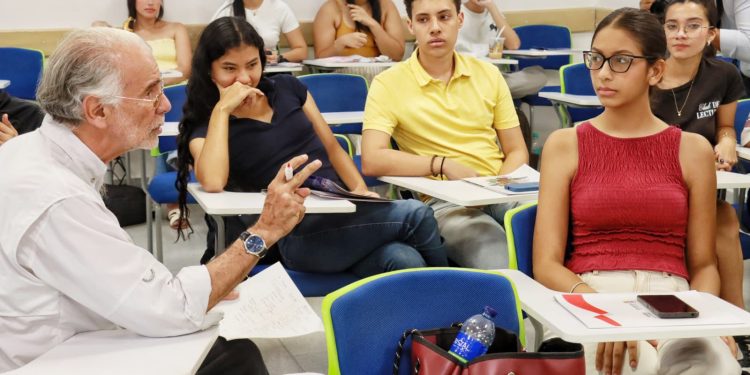 Gobernador Verano invitó a jóvenes a convertirse en los transformadores que requiere el país