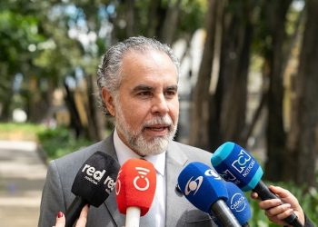 Benedetti minimiza alertas sobre presiones armadas en elecciones y habla de “bulla electoral”
