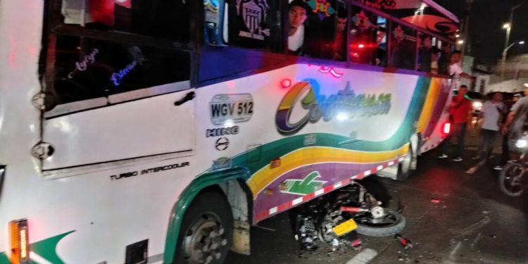 Fuerte choque entre bus y moto deja un herido grave en la Cordialidad