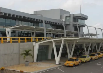 Gobierno anuncia “megarreconstrucción” del aeropuerto Ernesto Cortissoz en medio de crisis operativa