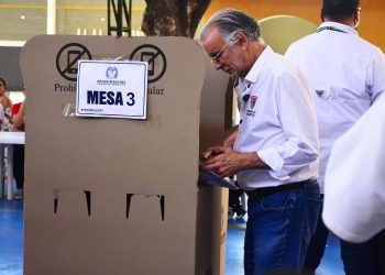 Gobernador Eduardo Verano ejerció su derecho al voto en jornada presidencial