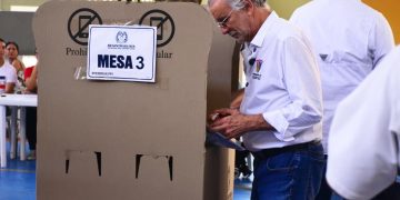 Gobernador Eduardo Verano ejerció su derecho al voto en jornada presidencial