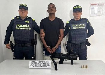 Capturan a hombre armado con una mini uzi en el mercado de Soledad