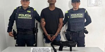 Capturan a hombre armado con una mini uzi en el mercado de Soledad
