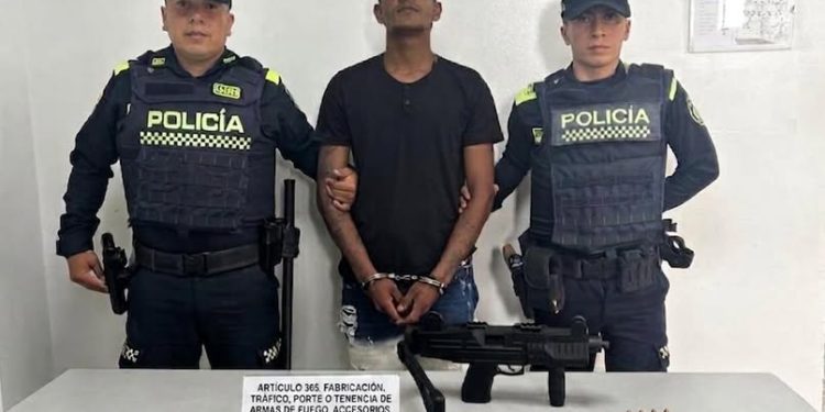 Capturan a hombre armado con una mini uzi en el mercado de Soledad