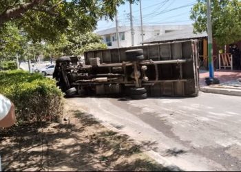 Quedó sin frenos en los toboganes: camioneta provocó choque múltiple y arrolló a vendedora en Campoalegre