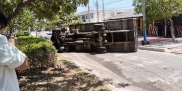 Quedó sin frenos en los toboganes: camioneta provocó choque múltiple y arrolló a vendedora en Campoalegre