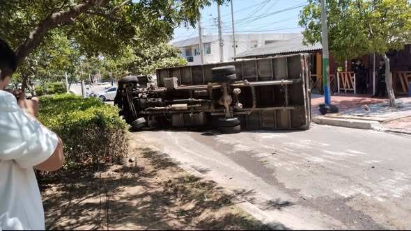 Quedó sin frenos en los toboganes: camioneta provocó choque múltiple y arrolló a vendedora en Campoalegre