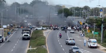 Nuevo bloqueo en la vía La Cordialidad por protestas contra fallas eléctricas en Galapa