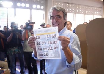 Sergio Fajardo votó en Medellín acompañado por María Ángela Holguín