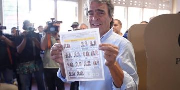 Sergio Fajardo votó en Medellín acompañado por María Ángela Holguín