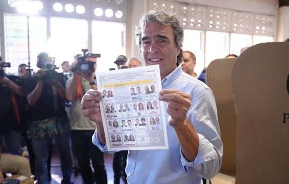 Sergio Fajardo votó en Medellín acompañado por María Ángela Holguín