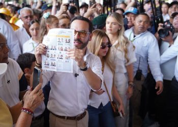 Abelardo de la Espriella votó en Barranquilla acompañado de su familia y seguidores