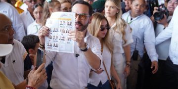 Abelardo de la Espriella votó en Barranquilla acompañado de su familia y seguidores