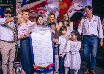Más de 2.100 mujeres acompañaron a Abelardo de la Espriella y Restrepo en firma de acuerdos por la niñez y las familias