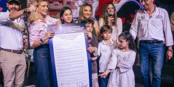 Más de 2.100 mujeres acompañaron a Abelardo de la Espriella y Restrepo en firma de acuerdos por la niñez y las familias