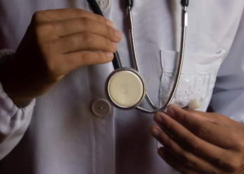 Cargos a médica por presuntamente no activar protocolos de atención en caso de abuso sexual a menor de edad