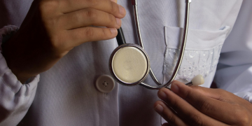 Cargos a médica por presuntamente no activar protocolos de atención en caso de abuso sexual a menor de edad