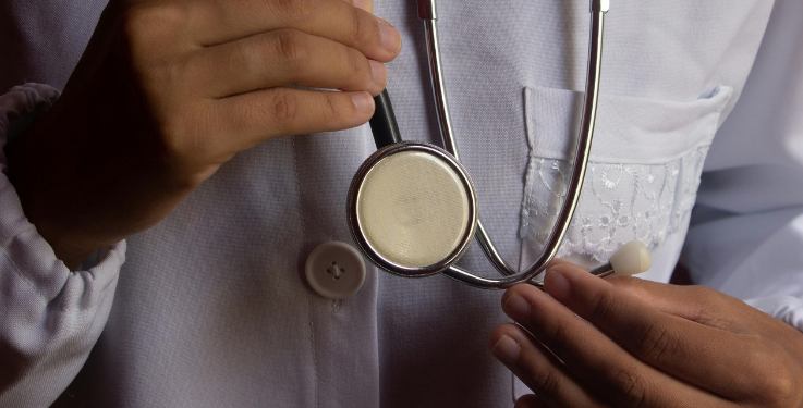 Cargos a médica por presuntamente no activar protocolos de atención en caso de abuso sexual a menor de edad