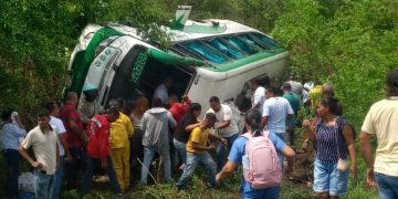 Bus se volcó en la Cordialidad, a la altura de Molineros: 12 lesionados
