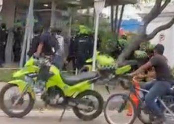 Patrullera fue atacada en el CAI de la Plaza de la Paz y reaccionó con su arma de dotación
