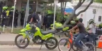 Patrullera fue atacada en el CAI de la Plaza de la Paz y reaccionó con su arma de dotación
