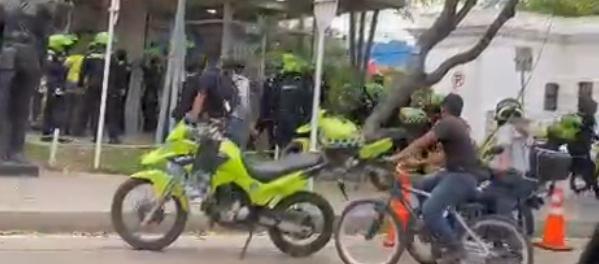 Patrullera fue atacada en el CAI de la Plaza de la Paz y reaccionó con su arma de dotación