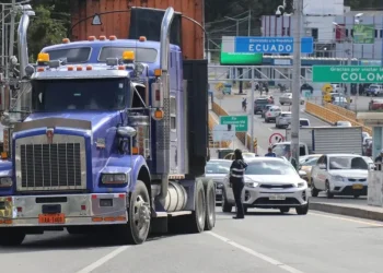 Se intensifica el paso de camiones en frontera Ecuador-Colombia previo al alza de aranceles