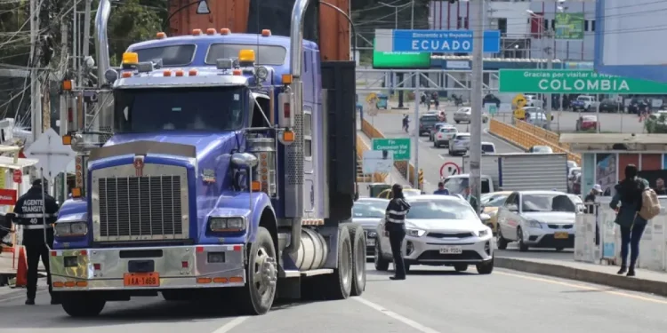 Se intensifica el paso de camiones en frontera Ecuador-Colombia previo al alza de aranceles