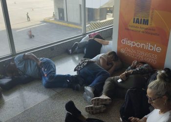 Más de 200 pasajeros quedaron varados en Caracas tras falla de avión de Plus Ultra rumbo a Madrid