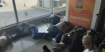 Más de 200 pasajeros quedaron varados en Caracas tras falla de avión de Plus Ultra rumbo a Madrid