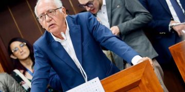 MinSalud advierte crisis estructural del sistema y defiende inversiones en hospitales públicos